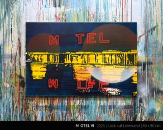 M  OTEL VI - Das Motel steht einsam an einer ruhigen Landstraße, umgeben von dunklen, schattigen Bäumen, die sich im Nachtwind leicht wiegen. Das neonfarbene Schild des Motels leuchtet in einem warmen Orange und Rot, mit den Worten "Moonlight Motel" in verschnörkelter Schrift. Einige der Buchstaben blinken leicht, was dem Ort einen nostalgischen Charme verleiht. Unter dem Schild befindet sich ein kleiner Parkplatz, auf dem ein paar Autos stehen, deren Scheiben das Licht der Straßenlaternen reflektieren.