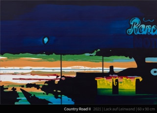 Country Road II - PARIS, TEXAS gilt als Wenders’ bekanntester und weltweit erfolgreichster Film. Von der Kritik gefeiert, gewann er eine Reihe von wichtigen internationalen Preisen, u. a. die Goldene Palme in Cannes.  Dieses ungewöhnliche Road Movie nach einem Drehbuch des Pulitzer Preisträgers Sam Shepard erzählt die Geschichte von Travis (Harry Dean Stanton), einem Mann, der eines Tages in der glühenden Hitze des „Big Bend“ aus Mexiko nach Texas hinüberwandert. Travis spricht kein Wort. Und auch sein Gedächtnis scheint er weitgehend verloren zu haben. Aber er ist getrieben von dem Wunsch, seine Familie wiederzufinden, seine junge Frau Jane (Nastassja Kinski) die er wohl mit seiner krankhaften Eifersucht in Lebensgefahr gebracht hat, und seinen 7-jährigen Sohn Hunter (Hunter Carson). Seit vier Jahren wurde Travis für tot gehalten. Sein Bruder Walt (Dean Stockwell) kommt aus LA nach Texas geflogen, um den verlorenen Bruder zurückzuholen.  Walt und seine Frau Ann (Aurore Clément) sind zu Hunters Zieheltern geworden. Es ist sehr schwer für die beiden, diese Rollen nun wieder aufzugeben, vor allem, als sie erfahren, daß Travis sich gemeinsam mit seinem Sohn auf die Suche nach Jane machen will. Sie wissen nichts von ihr, außer daß sie vermutlich in Huston lebt…  Neben den beeindruckenden schauspielerischen Leistungen von Harry Dean Stanton als Travis und Nastassja Kinski als Jane, ist PARIS, TEXAS auch durch seinen einzigartigen Soundtrack von Ry Cooder zu einem Kultfilm geworden.