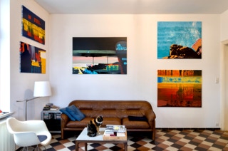 Ausstellung 2022-02-08 - STEFAN MOSES - DIE ZEIT DER FRAUEN Von Ingeborg Bachmann über Mary Wigman, Meret Oppenheim und Romy Schneider bis hin zu unbekannten Frauen der Zeitgeschichte Mit seinem feinen Gespür für Eigenheiten, seinem unvergleichlichen Humor und seinem großen Können setzt Stefan Moses den Frauen ein Denkmal der Unabhängigkeit und Schönheit. Er fotografierte würdevolle, kluge, eigensinnige und hochbegabte alte Damen, vor allem jene, die die Nazi Diktatur überlebt hatten, mit der gleichen Begeisterung wie die begabten schönen, jungen Frauen. Diese Frauen, von denen heute einige zu Unrecht vergessen sind, haben das kulturelle und gesellschaftliche Leben Deutschlands in den 1950er-1990er Jahren nachhaltig geprägt. Stefan Moses Frauen-Bilder sind Zeitreise, Würdigung und Einladung zur Wieder- wie Neuentdeckung zugleich. Sie anzuschauen, ist ein Genuss.  »In Worten hat Moses zwar keine Theorie der Frauen-Fotografie hinterlassen. Umso deutlicher redet die Sprache der Bilder. Sie sind ein Hymnus auf die Frau als Individuum und Persönlichkeit.«