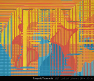 Tanz mit Thomas IV - Der Bildhauer Thomas Kühnapfel (*1966) arbeitet seit Mitte der 1990er Jahre an Skulpturen, die ihre Entstehung kalkulierten physikalischen Kräften verdanken. Mit Hilfe von Luft und Wasser setzt er dabei Materialien vom Blech bis hin zum Edelstahl unter enormen Druck und bildet so Volumen aus, die oft wie schwebende Kissen wirken und doch ihre körperliche Schwere nicht verloren haben. Im Gegensatz zu den tradierten Verfahren der Bildhauerei, dem Herausschlagen einer Form aus dem Block oder dem Bilden einer Gestalt durch das Modellieren von Ton, erzeugt er auf bisher nicht für möglich gehaltene Weise einen begrenzten Raum von innen heraus durch den sichtbar gemachten Widerstand des jeweiligen Materials. Das bedeutet auch, dass bei ihm der Prozess der Entstehung ebenso wichtig ist wie das letztendliche Resultat, weshalb manche seiner Skulpturen, wie etwa 2014 im Innenhof des Museums Kurhaus Kleve, quasi als öffentliche Performance ausgeführt werden und den Teilnehmenden einen unvergesslichen Eindruck von der elementaren Kraft des Einwirkens von Druckluft auf den sich wölbenden Stahl vermittelt haben. Das dabei wirkende Wechselspiel zwischen präziser Steuerung und herbeigeführtem Zufall widerspiegelt Kühnapfels grundsätzliche Überzeugung eines organischen Umgangs mit dem Material und also mit der Welt: wenn die eingesetzte Kraft der Materie entspricht, besteht die Chance auf eine in sich legitimierte notwendige Form. Rees/Niederrhein