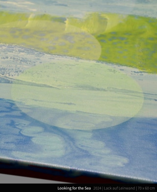 Looking for the Sea - Morgen gehe ich auf der Suche nach dem Meer. Bist du jemals gegangen, nur um nach dem Meer zu suchen? Vor vielen Jahren erzählten sie mir vom Meer. Und ich werde nicht zurückkommen, bis ich das Meer gesehen habe. Auf der Suche nach dem Meer. Bist du jemals gegangen, nur um nach dem Meer zu suchen? Vor vielen Jahren auf der Suche nach dem Meer. Bist du jemals gegangen, nur um nach dem Meer zu suchen?