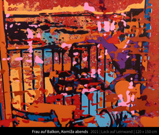 Frau auf Balkon, Komiža abends  - Komiža (ital. Comisa) ist eine kroatische Kleinstadt mit Hafen an der Westküste der Insel Vis im Adriatischen Meer. Sie gehört zur Gespanschaft Split-Dalmatien und befindet sich in etwa 10 Kilometer Entfernung von der Stadt Vis.  Die Siedlung wurde im 12. Jahrhundert zum ersten Mal urkundlich erwähnt. Die Hafenzitadelle wurde 1585 erbaut. Komiža befindet sich am Fuße des Berges Hum (587 m). Komiža hat eine regelmäßige Katamaranverbindung mit Split und zwei Straßenverbindungen mit der Stadt Vis. Die Wirtschaft basiert auf Weinbau, Fischerei und Tourismus.