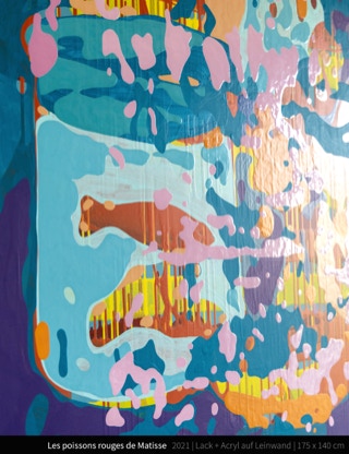 Les poissons rouges de Matisse - Le poisson rouge, originaire d’Asie, fut introduit en Europe au XVIIe siècle. Vers 1912, les poissons rouges devinrent un sujet récurrent dans l’œuvre d’Henri Matisse. Ils apparaissent dans pas moins de neuf de ses tableaux, ainsi que dans ses dessins et gravures. Les Poissons rouges de 1912 fait partie d’une série produite par Matisse entre le printemps et le début de l’été 1912. Cependant, la singularité de cette œuvre est que l’accent est mis sur les poissons eux-mêmes.  Couleur  Les poissons rouges attirent d’emblée notre regard en raison de leur couleur. Cet orange vif contraste fortement avec les roses et les verts plus subtils qui entourent le bocal et le fond bleu-vert. Le bleu et l’orange d’une part, le vert et le rouge d’autre part, étant des couleurs complémentaires, lorsqu’ils sont juxtaposés, ils apparaissent particulièrement lumineux. Cette technique fut largement utilisée par les Fauves et est particulièrement frappante dans une toile plus ancienne de Matisse, Le Bonheur de vivre. Bien qu’il ait par la suite adouci sa palette, cet orange audacieux rappelle les années fauves de Matisse, qui continuèrent d’influencer son sens chromatique tout au long de sa carrière.