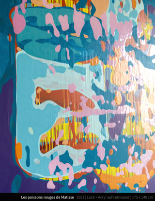 Les poissons rouges de Matisse - Le poisson rouge, originaire d’Asie, fut introduit en Europe au XVIIe siècle. Vers 1912, les poissons rouges devinrent un sujet récurrent dans l’œuvre d’Henri Matisse. Ils apparaissent dans pas moins de neuf de ses tableaux, ainsi que dans ses dessins et gravures. Les Poissons rouges de 1912 fait partie d’une série produite par Matisse entre le printemps et le début de l’été 1912. Cependant, la singularité de cette œuvre est que l’accent est mis sur les poissons eux-mêmes.  Couleur  Les poissons rouges attirent d’emblée notre regard en raison de leur couleur. Cet orange vif contraste fortement avec les roses et les verts plus subtils qui entourent le bocal et le fond bleu-vert. Le bleu et l’orange d’une part, le vert et le rouge d’autre part, étant des couleurs complémentaires, lorsqu’ils sont juxtaposés, ils apparaissent particulièrement lumineux. Cette technique fut largement utilisée par les Fauves et est particulièrement frappante dans une toile plus ancienne de Matisse, Le Bonheur de vivre. Bien qu’il ait par la suite adouci sa palette, cet orange audacieux rappelle les années fauves de Matisse, qui continuèrent d’influencer son sens chromatique tout au long de sa carrière.