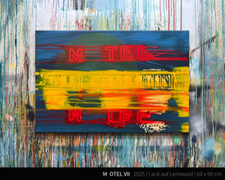 M  OTEL VII - Die Fenster der Motelzimmer sind teilweise erleuchtet, und durch die Vorhänge scheint ein sanftes, gelbes Licht. Einige Gäste sind noch wach, und ihre Schatten sind hinter den Vorhängen zu erkennen. Vor dem Haupteingang steht eine alte Bank, auf der eine einzelne Lampe ein warmes, gelbes Licht ausstrahlt. In der Ferne sind die Umrisse von Bergen gegen den sternenklaren Nachthimmel zu sehen, und das leise Zirpen der Grillen erfüllt die Luft. Falls du ein Bild erstellen möchtest, könntest du diese Beschreibung als Inspiration nutzen oder sie einem Künstler oder einer Kl für Bildgenerierung weitergeben. Viel Spaß beim Gestalten!